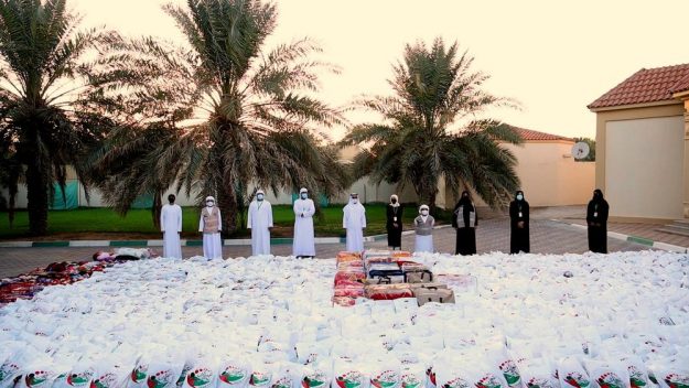 محمد بن حم يتوسط فريق عونك يا وطن